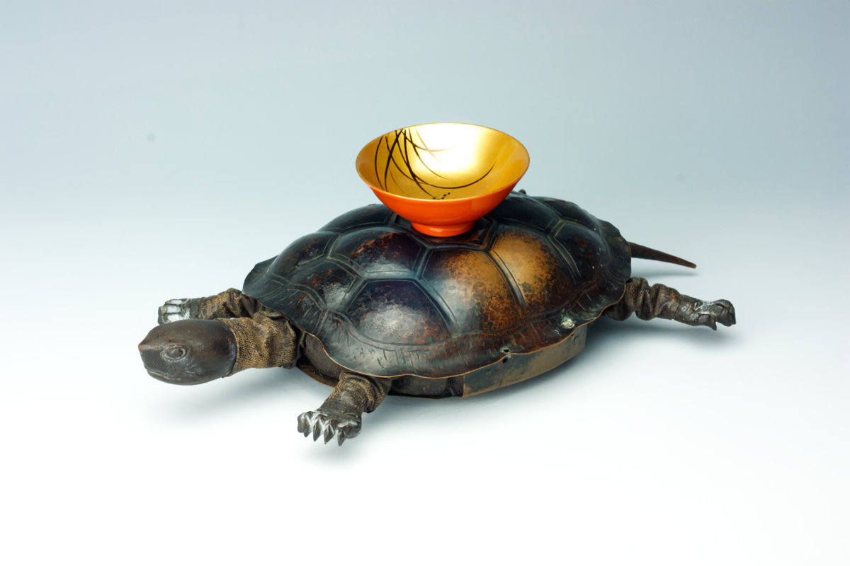 博物館さがの人形の家所蔵品、大野弁吉作亀の盃運び